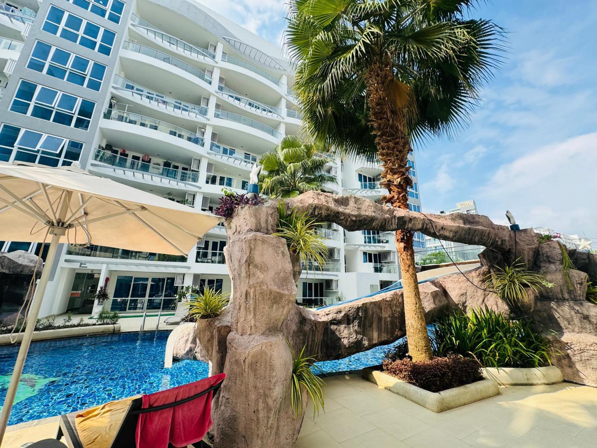 Grand Avenue Conde Pattaya Apartment Bagian luar foto