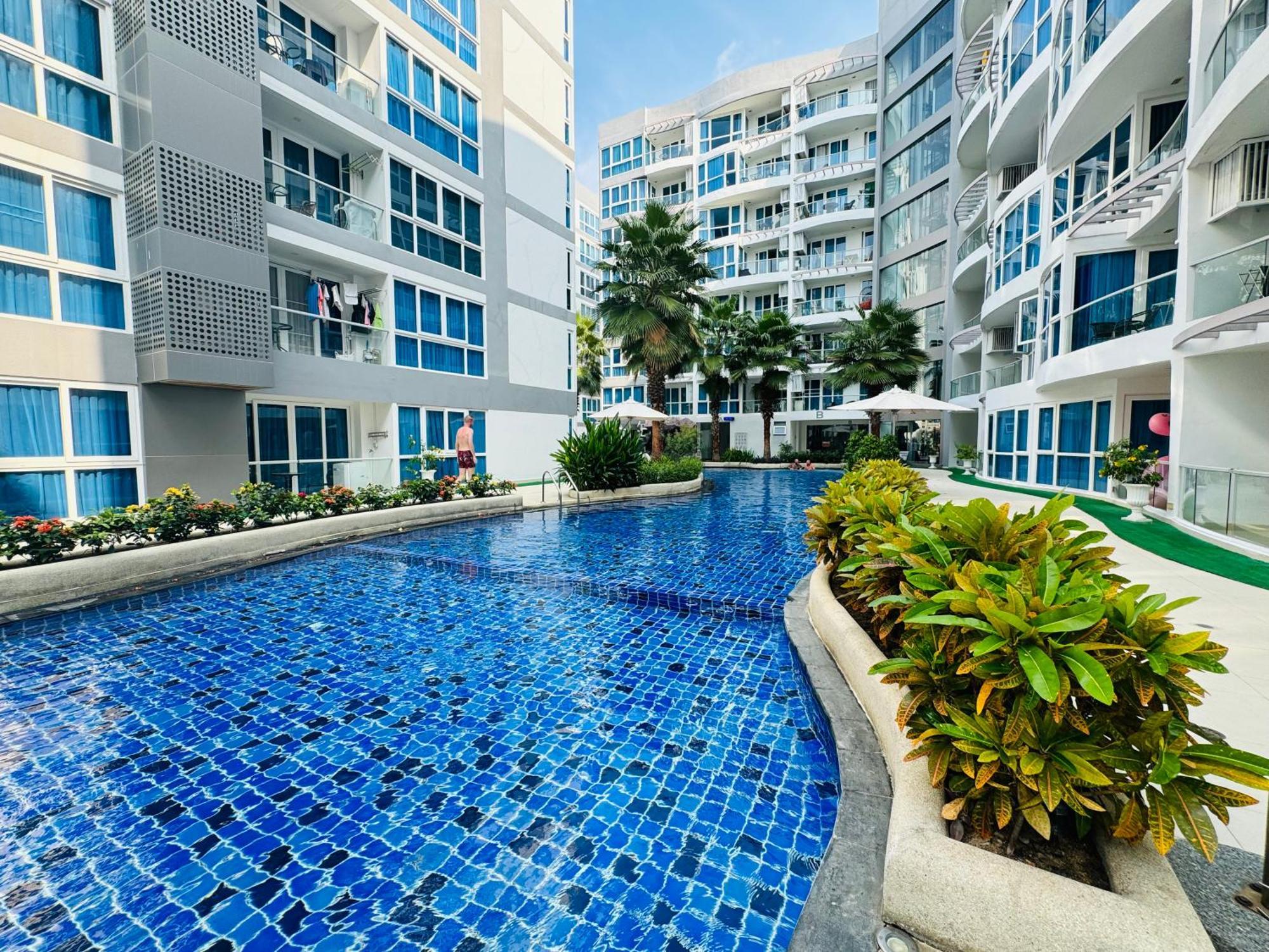 Grand Avenue Conde Pattaya Apartment Bagian luar foto